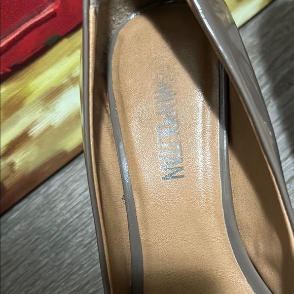 Cosmopolitan Gold and Gray Elegant Heels - Picture 2 of 16